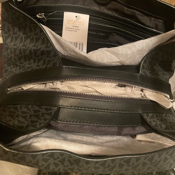 NWT BEAUTIFUL MICHAEL KORS SHOULDER BAG WITH THREE COMPARTMENTS. - Picture 9 of 11